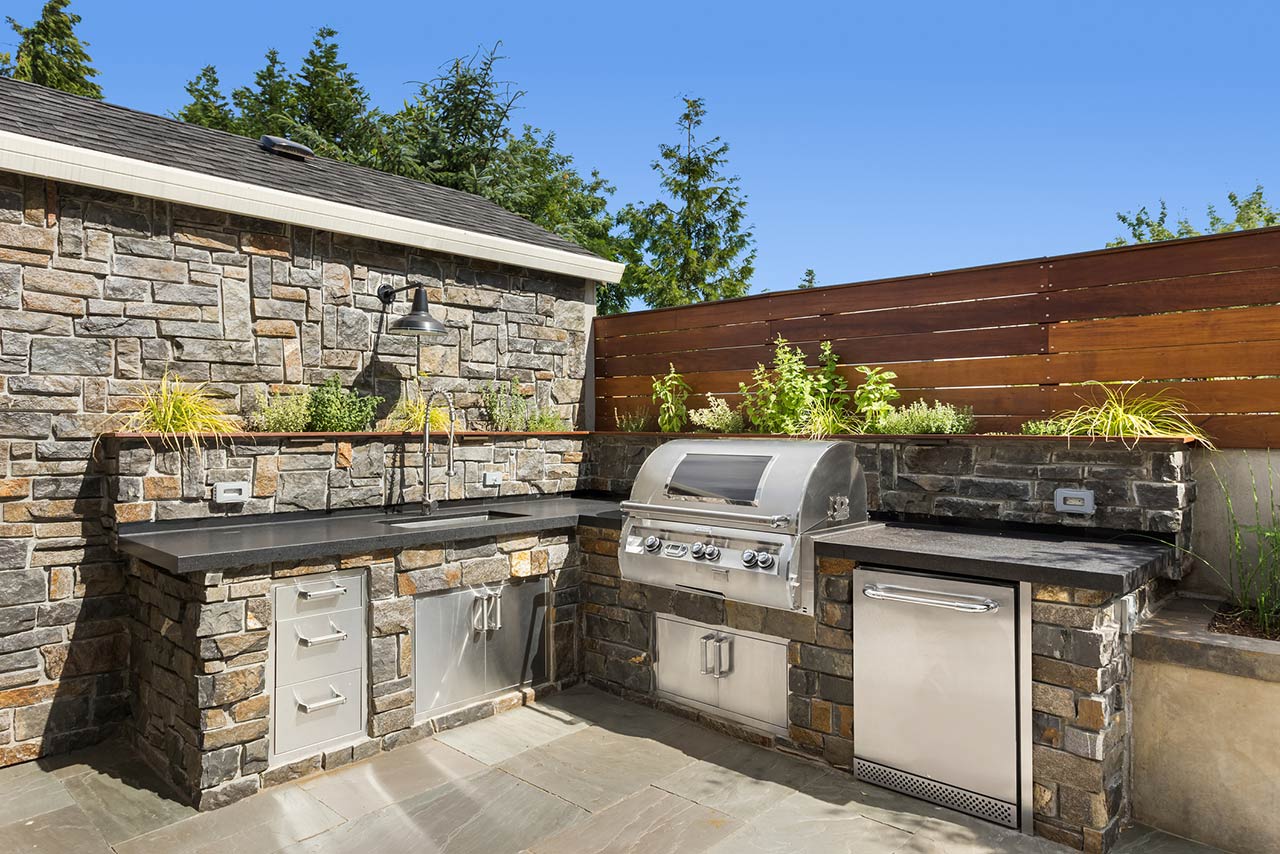 Backyard hardscape entertainment area with built-in kitchen